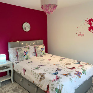 Diseño de dormitorio moderno, de tamaño medio, con paredes rosas, moqueta y suelo gris