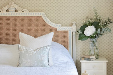 Ejemplo de dormitorio principal tradicional de tamaño medio con paredes beige, moqueta y suelo beige