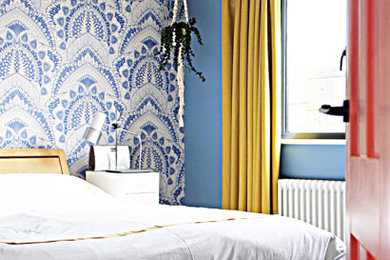 ロンドンにあるエクレクティックスタイルのおしゃれな寝室のレイアウト