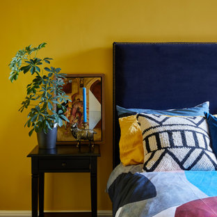 Foto de habitación de invitados actual con paredes amarillas