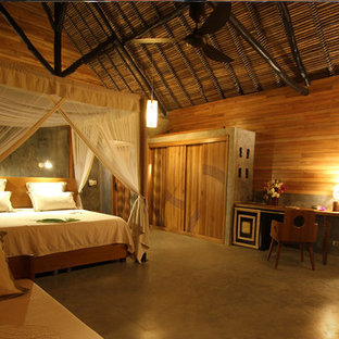 Diseño de dormitorio principal, exótico, grande, con suelo de cemento