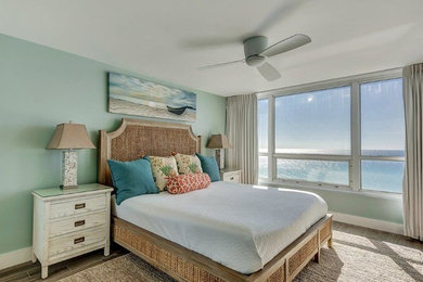 マイアミにあるビーチスタイルのおしゃれな寝室のレイアウト