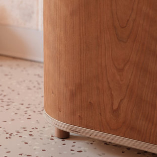 Imagen de dormitorio principal, contemporáneo, de tamaño medio, sin chimenea, con paredes beige y suelo multicolor