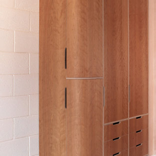 Diseño de dormitorio principal, actual, de tamaño medio, sin chimenea, con paredes beige y suelo multicolor