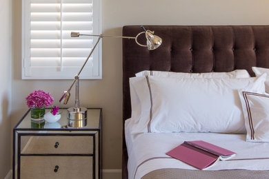 Ejemplo de habitación de invitados moderna de tamaño medio con paredes beige