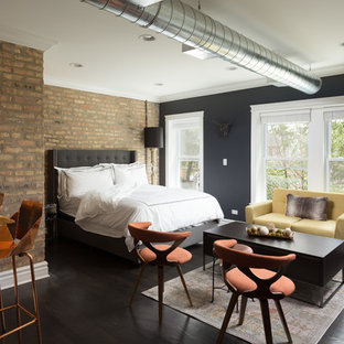 Modelo de habitación de invitados urbana, de tamaño medio, sin chimenea, con paredes negras, suelo de madera oscura y suelo marrón