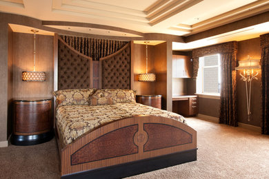 Großes Stilmix Hauptschlafzimmer mit brauner Wandfarbe, Teppichboden und beigem Boden in Houston