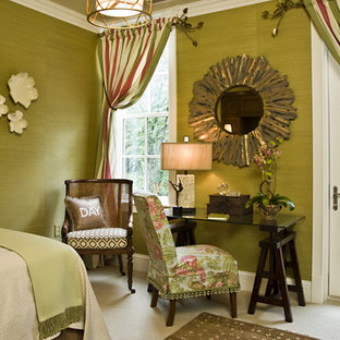 Diseño de habitación de invitados tradicional renovada, pequeña, con moqueta y paredes verdes
