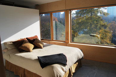 Идея дизайна: хозяйская спальня в стиле модернизм с белыми стенами и полом из известняка