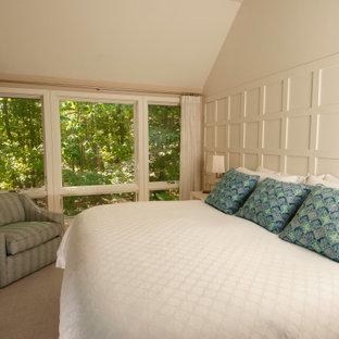 Imagen de dormitorio principal, moderno, de tamaño medio, con paredes beige, suelo de madera en tonos medios y suelo naranja