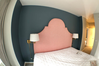ニューヨークにある巨大なコンテンポラリースタイルのおしゃれな主寝室 (緑の壁、カーペット敷き、グレーの床)