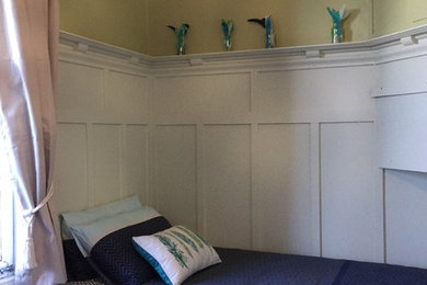 ダニーデンにある中くらいなコンテンポラリースタイルのおしゃれな客用寝室 (緑の壁、カーペット敷き、暖炉なし) のレイアウト