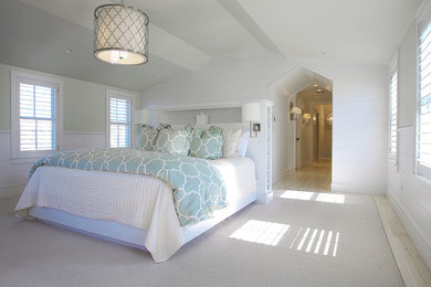 ボストンにある広いコンテンポラリースタイルのおしゃれな寝室 (白い壁、カーペット敷き、ベージュの床) のレイアウト
