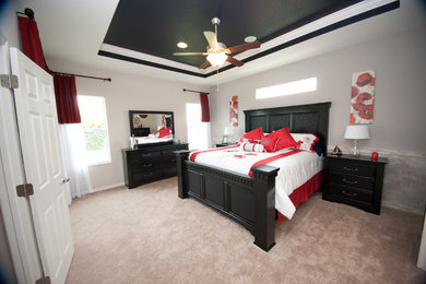 Imagen de dormitorio principal sin chimenea con paredes grises y moqueta