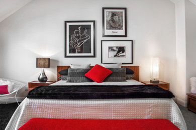 Imagen de dormitorio principal y abovedado vintage de tamaño medio con paredes blancas, moqueta y suelo gris