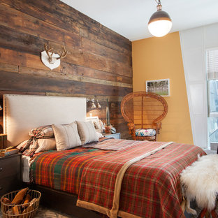 Rustikales Gästezimmer mit oranger Wandfarbe und dunklem Holzboden in New York