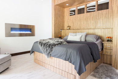 Ejemplo de dormitorio contemporáneo con paredes blancas, chimenea lineal, marco de chimenea de metal y suelo beige
