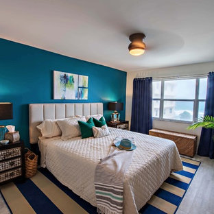 Mittelgroßes Maritimes Hauptschlafzimmer mit blauer Wandfarbe, Porzellan-Bodenfliesen und grauem Boden in Miami