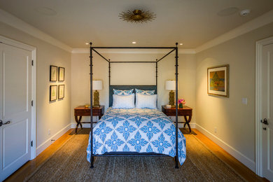 Immagine di una camera degli ospiti mediterranea di medie dimensioni con pareti blu, moquette e nessun camino