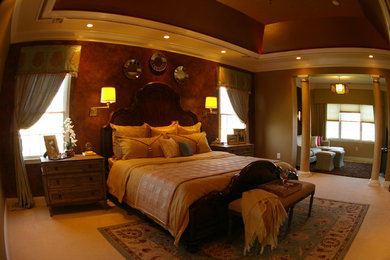 ニューヨークにある広いトラディショナルスタイルのおしゃれな主寝室 (茶色い壁、カーペット敷き) のインテリア