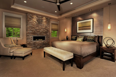 フィラデルフィアにあるコンテンポラリースタイルのおしゃれな寝室 (カーペット敷き、横長型暖炉、グレーとブラウン) のレイアウト