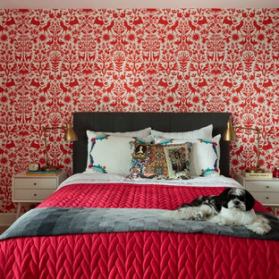 Diseño de dormitorio contemporáneo, de tamaño medio, con paredes rojas y suelo de madera clara