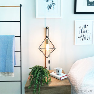 Imagen de dormitorio principal, minimalista, de tamaño medio, con paredes blancas, moqueta y suelo beige