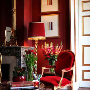 Réalisation d'une grand chambre parentale tradition avec un mur rouge, aucune cheminée et un sol rouge.