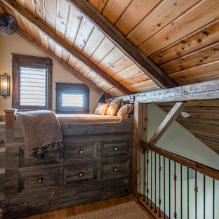 Immagine di una piccola camera da letto stile loft stile rurale