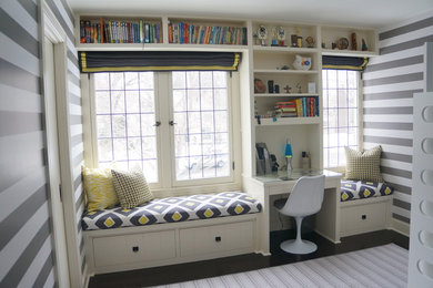 Foto de habitación de invitados clásica de tamaño medio sin chimenea con paredes blancas y suelo de madera oscura