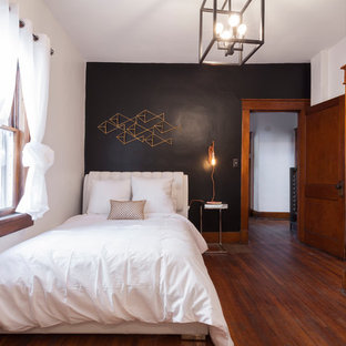 Diseño de dormitorio principal, bohemio, de tamaño medio, con paredes negras y suelo de madera en tonos medios