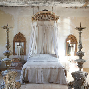 Foto di una camera matrimoniale chic con pareti beige, parquet chiaro e nessun camino