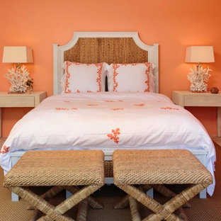 Foto de habitación de invitados tradicional renovada, de tamaño medio, con parades naranjas y suelo de travertino