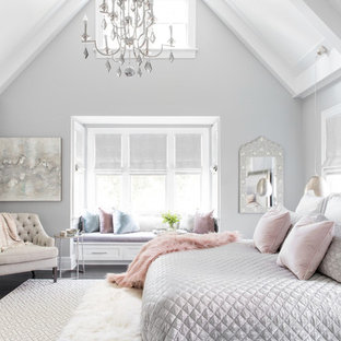Maritimes Hauptschlafzimmer mit grauer Wandfarbe und dunklem Holzboden in New York