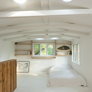 Diseño de dormitorio tipo loft, nórdico, de tamaño medio, sin chimenea, con paredes blancas y suelo de baldosas de cerámica