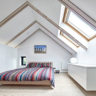 Foto di una camera da letto contemporanea con pareti bianche e parquet chiaro