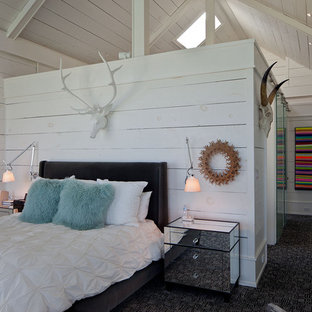 Foto de dormitorio de estilo de casa de campo con paredes blancas y moqueta