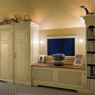 Diseño de dormitorio principal, clásico, grande, con paredes amarillas, moqueta, chimenea tradicional, marco de chimenea de madera y suelo beige
