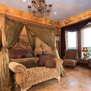 Foto de dormitorio principal, mediterráneo, extra grande, con paredes beige, suelo de travertino y marco de chimenea de piedra