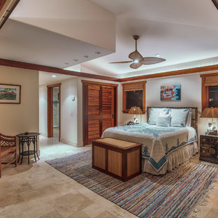 Imagen de habitación de invitados exótica, de tamaño medio, con paredes beige y suelo de piedra caliza