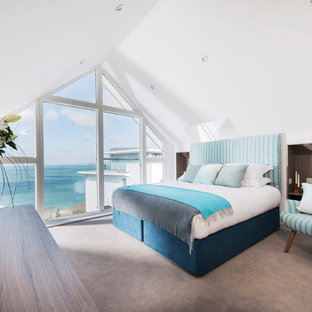 Foto de dormitorio principal, marinero, con paredes blancas y moqueta