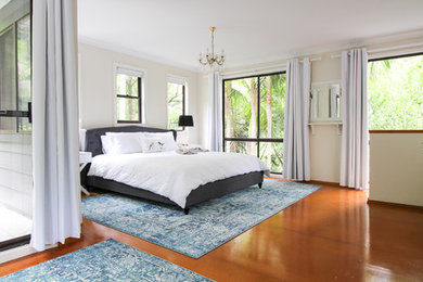 セントラルコーストにある広いトラディショナルスタイルのおしゃれな主寝室 (グレーの壁、淡色無垢フローリング、茶色い床) のレイアウト