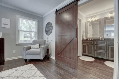 Mittelgroßes Klassisches Gästezimmer ohne Kamin mit grauer Wandfarbe, dunklem Holzboden und braunem Boden in Atlanta