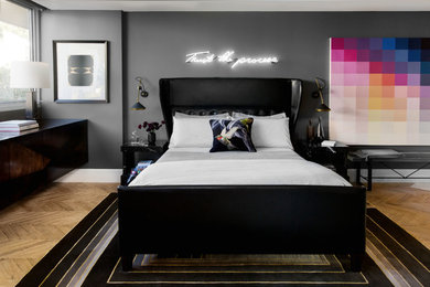 ロサンゼルスにある中くらいなコンテンポラリースタイルのおしゃれな主寝室 (グレーの壁、淡色無垢フローリング、暖炉なし)