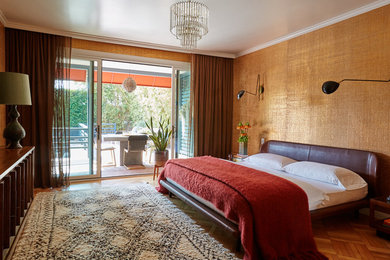 Bedroom - mid-sized transitional master light wood floor bedroom idea in Los Angeles