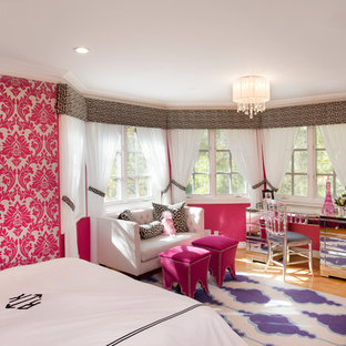 Diseño de dormitorio principal, bohemio, de tamaño medio, con paredes rosas y suelo de madera clara