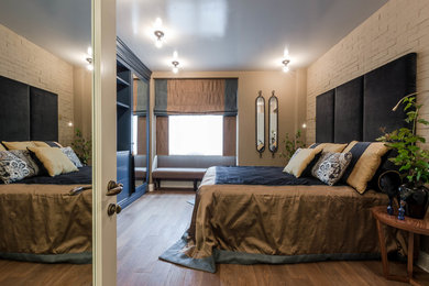 Foto de dormitorio principal ecléctico con paredes beige y suelo de madera en tonos medios