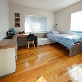 Idee per una camera da letto con pareti grigie, parquet chiaro e pavimento giallo