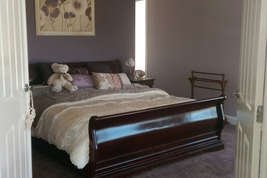 Пример оригинального дизайна: хозяйская спальня в стиле модернизм с ковровым покрытием
