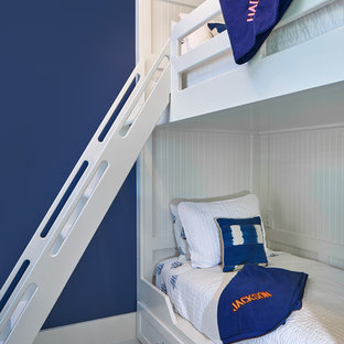 Imagen de habitación de invitados clásica renovada, de tamaño medio, sin chimenea, con paredes azules y suelo de baldosas de porcelana